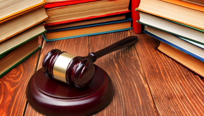 药店营业员拿错药该赔偿吗 由谁承担赔偿责任-游法云